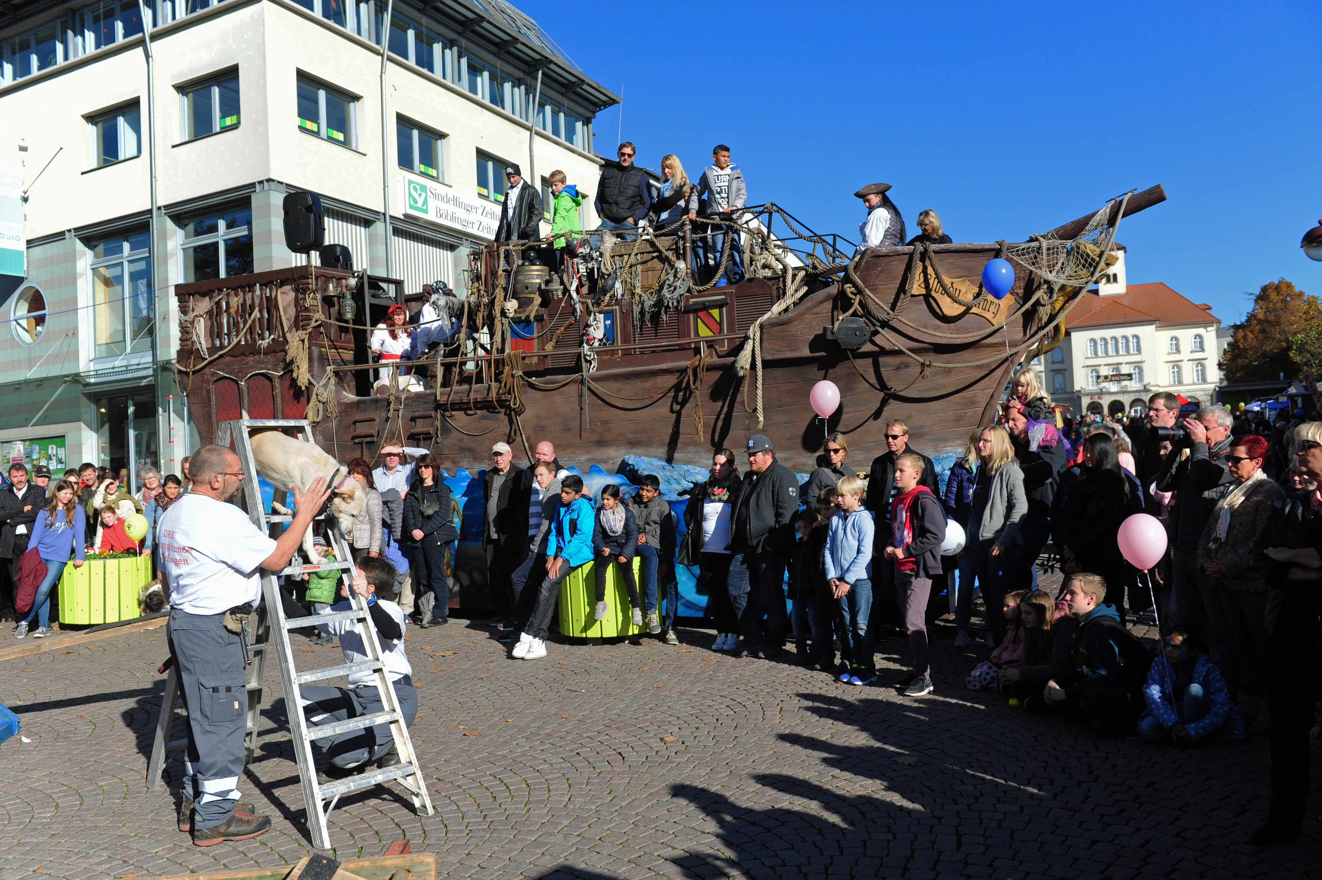 Das Piratenschiff der Glotterpiraten war eine der Attraktionen beim verkaufsoffenen Sonntag. Bild. Stampe