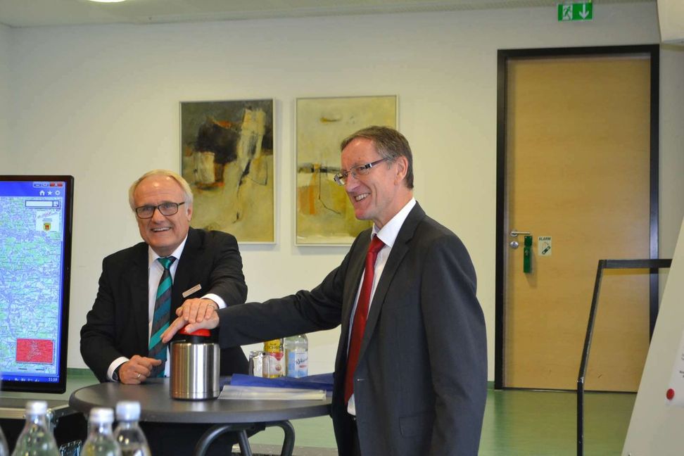 Landrat Roland Bernhard (rechts) verabschiedet Peter Scholl