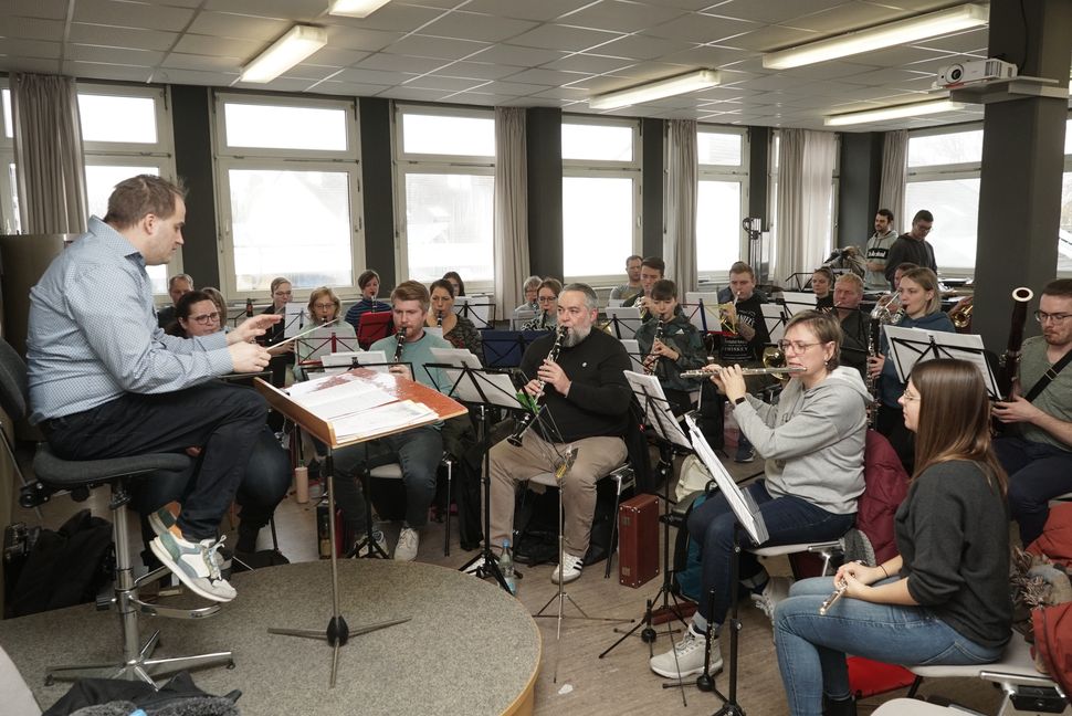 Dirigent Thomas Scheiflinger probt mit der Feuerwehr-Musikkapelle im Haus der Vereine für das Neujahrskonzert. Bild: Heiden
