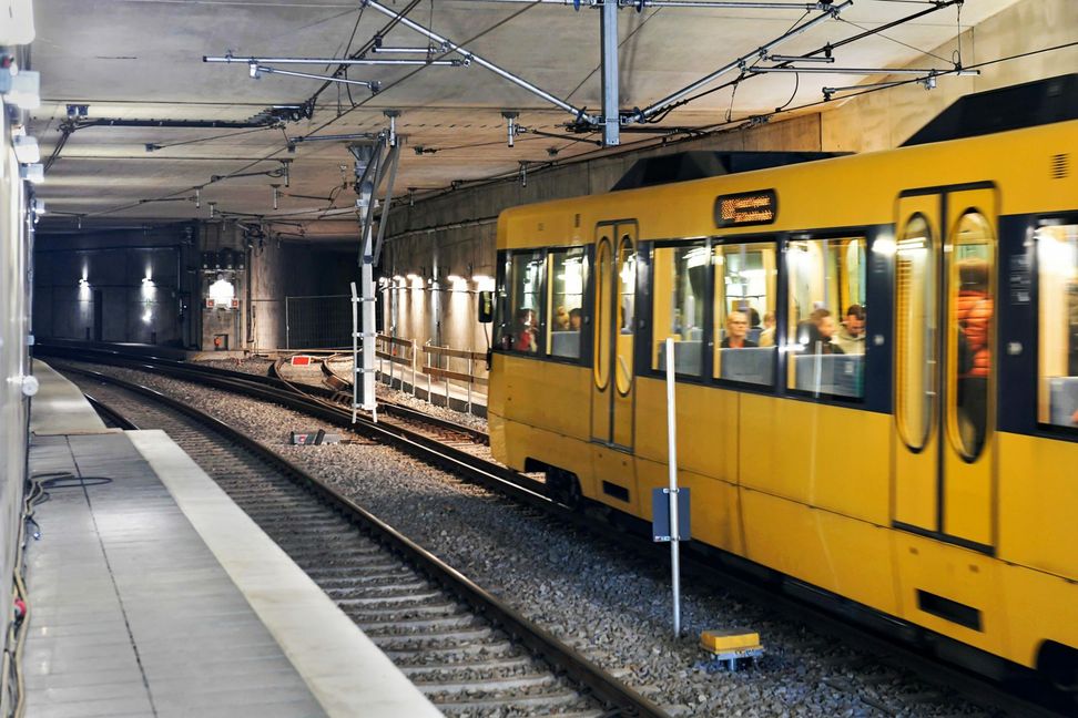 Noch ist der neue Abzweig an der Staatsgalerie gesperrt.