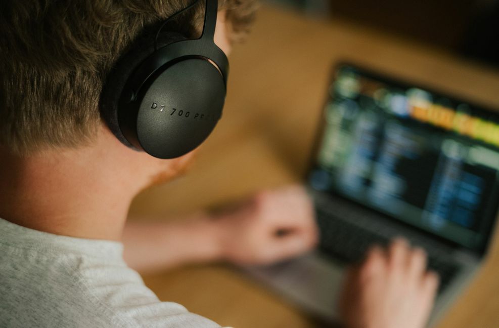 In der Coronakrise sind deshalb auch Beyerdynamics Studio-Kopfhörer, Headsets und Homeoffice-Produkte gefragt –  die Kopfhörer sollen sich zum Arbeiten, Telefonieren, Streamen, Musikhören wie auch Gaming eignen.
 Foto: Beyerdynamic