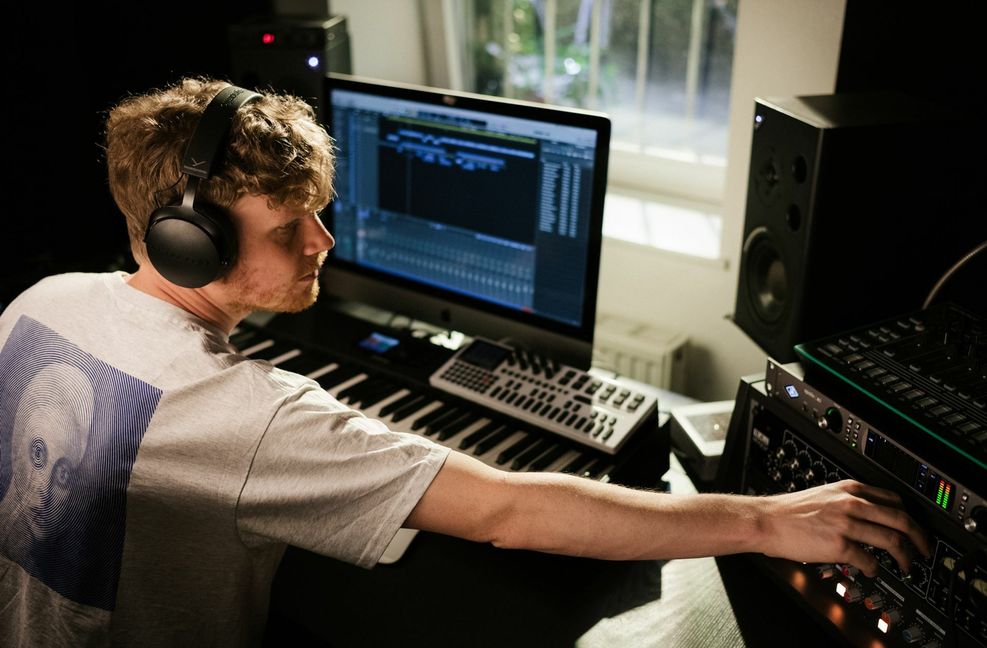 Beyerdynamic versucht, seine Wurzeln in der Region zu stärken. „Es ist uns besonders wichtig, regional präsent zu sein“, sagt Chef Edgar van Velzen. Das Unternehmen unterstützt Produzenten und Studios in der Region und kooperiere mit den hiesigen Künstlern. In Stuttgart arbeitet man mit dem Produzenten Dexter zusammen, der wiederum mit Musikern wie Cro oder Casper kooperierte.
 Foto: Beyerdynamic