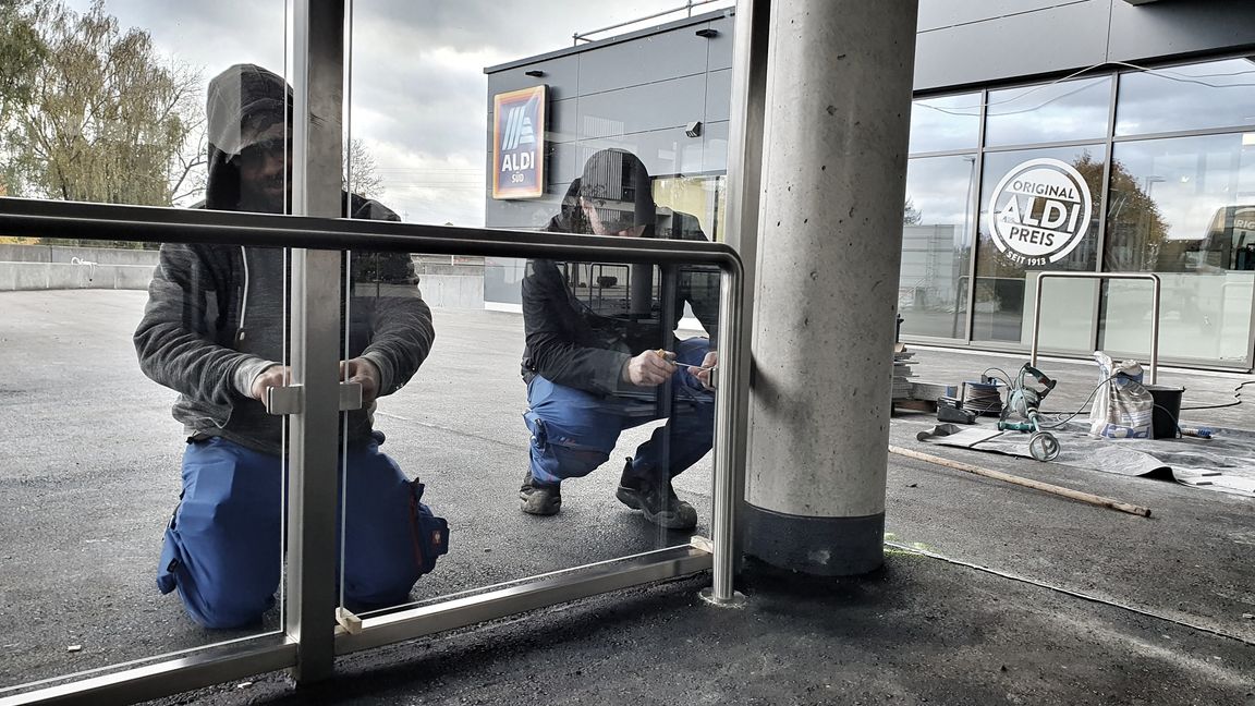 Derzeit gehen die letzten Arbeiten über die Bühne, damit ab 16. November die Einkaufswagen durch die neue Aldi-Filiale in Maichingen geschoeben werden können. Bild: Wegner