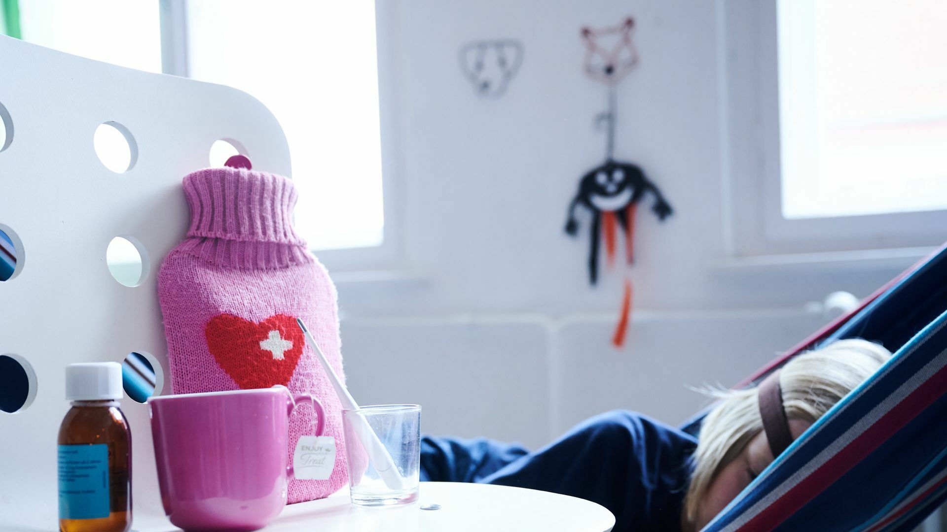 Sollte das Fieber nach vier, fünf Tagen immer noch anhalten, ist das Kind abgeschlagen und schlapp, braucht es einen Kinderarzt.   Foto: dpa/Annette Riedl