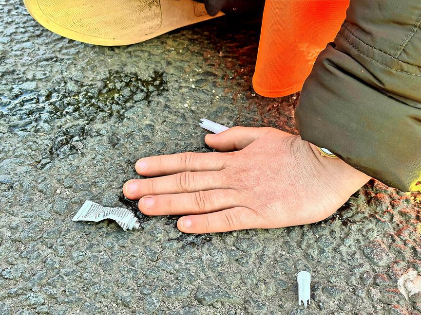 Klebeaktionen von Klimaaktivisten beschäftigen Polizei und Politik.