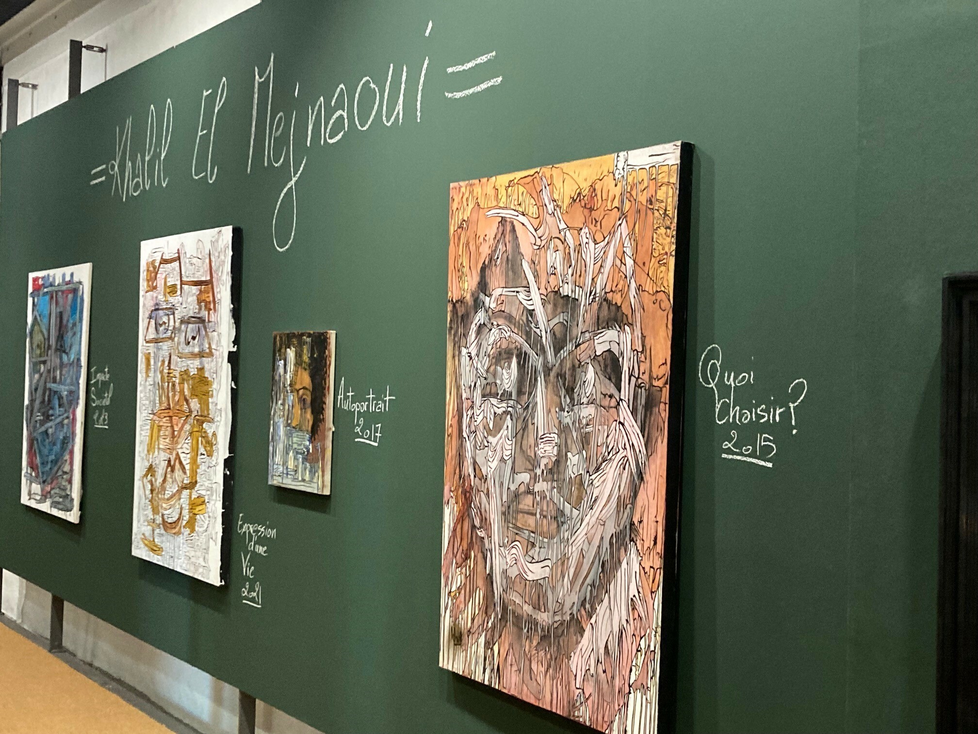 Der Sonntagnachmittag wird im Zeichen von Meditation und innerer Heilung stehen. Parallel wird der marokkanische Künstler Khalil El Mejnaoui an seinem beim Eröffnungstag der Ausstellung begonnenen, in meditativ-versunkener Malweise entstehenden Gemälde weitermalen.   Bild: Stadt Böblingen