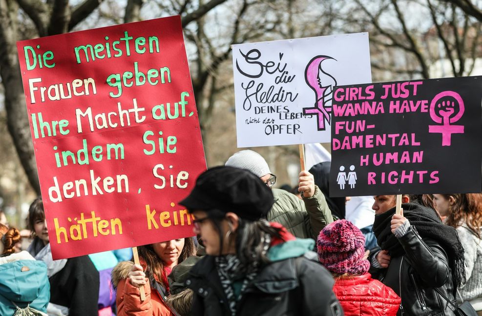 Frauen müssen ihre Rechte einfordern, Männer ihr Leben ändern, meinte schon Alt-Bundeskanzlerin Angela Merkel.