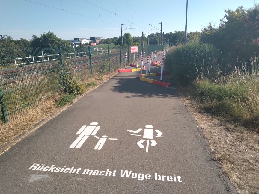 Die Hindernisse sind beseitigt, stattdessen wurden nun Verbotsschilder für Autos und Motorräder montiert.   Bild: z