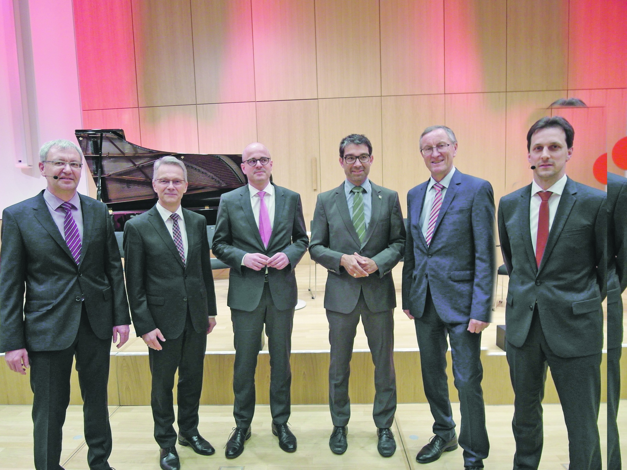 Feierten zehn Jahre Energieagentur (von links): Berthold Hanfstein (Leiter der Energieagentur Kreis Böblingen), Dr. Detlef Schmidt (Vorstandsvorsitzender der Kreissparkasse Böblingen), Dr. Alexis von Komorowski (Hauptgeschäftsführer des Landkreistags Baden-Württemberg), Dr. Andre Baumann (Staatssekretär im Ministerium für Umwelt, Klima und Energiewirtschaft Baden-Württemberg), Landrat Roland Bernhard, Martin Wuttke (Erster Landesbeamter).  Bild: Staber