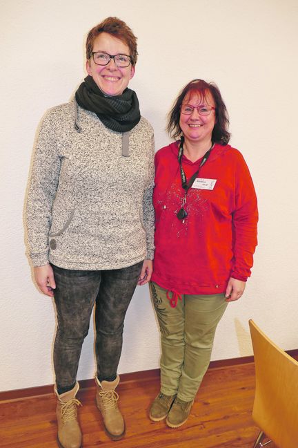 Sandra Stotz (links) und Kathrin Stoll leiten die Fibormyalgie-Selbsthilfegruppe. Bild: Lück