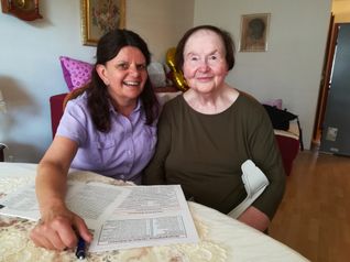 Katica Löwenstein begleitet Patienten nach der Rückkehr aus dem Krankenhaus. Bild: z