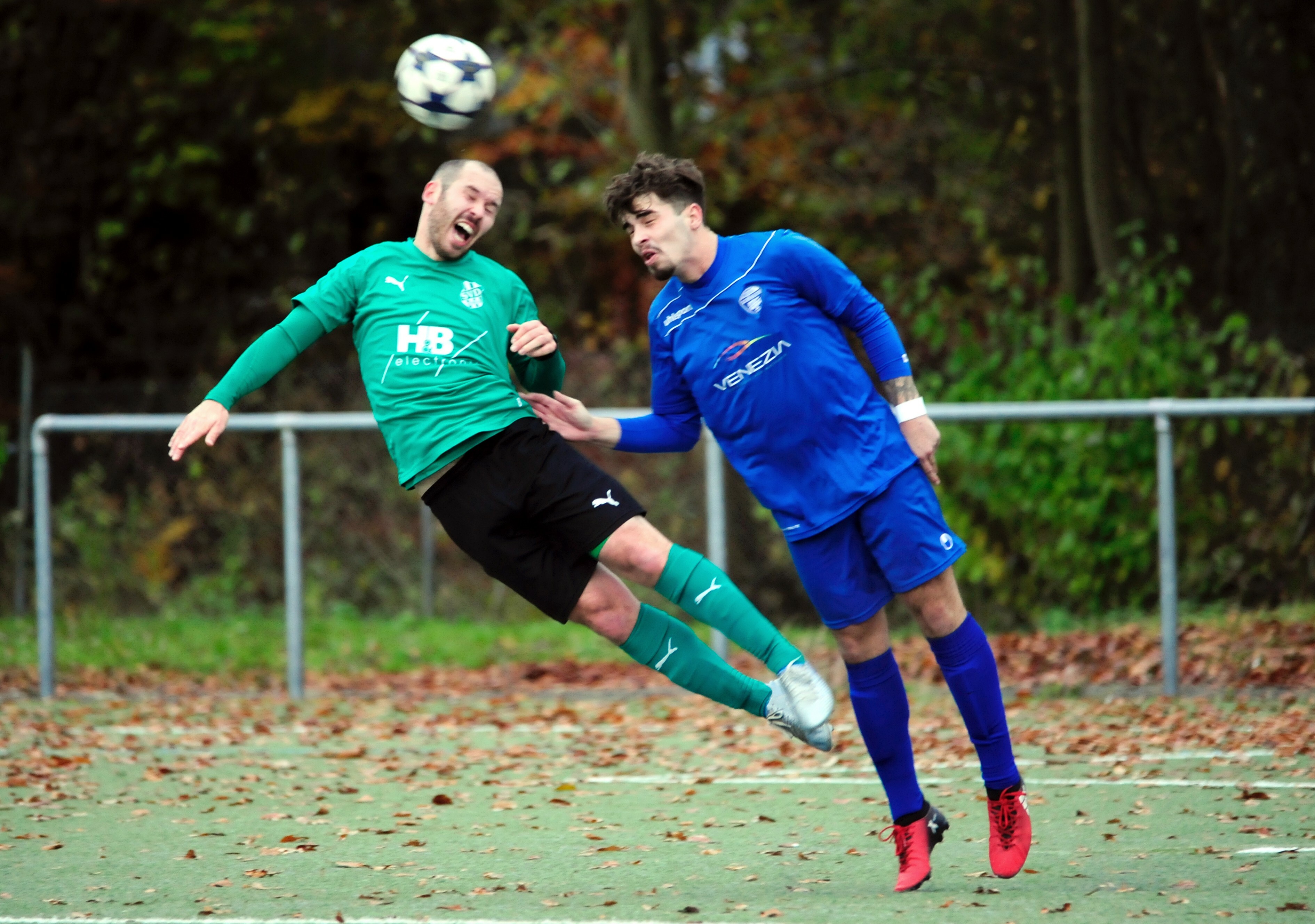 Der ehemalige VfL-Kicker Matthias Bäuerle vom SV Deckenpfronn fliegt in dieser Szene zwar eine Spur schöner als Schönaichs Aron Krafft. Doch dieser wurde zum Mann des Spiels, weil er den Schiedsrichter korrigierte und auf seinen Treffer verzichtete. Bild: photostampe
