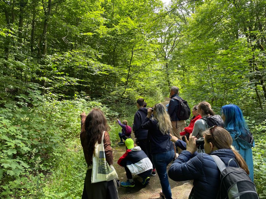 Familien-Event für Groß und Klein: Die Sindelfinger Sternenspaß-Gruppe auf Entdeckertour mit den Biologen des N.E.S.-Vogelzentrums Sindelfingen.    Bild: Wirtschaftsförderung Sindelfingen