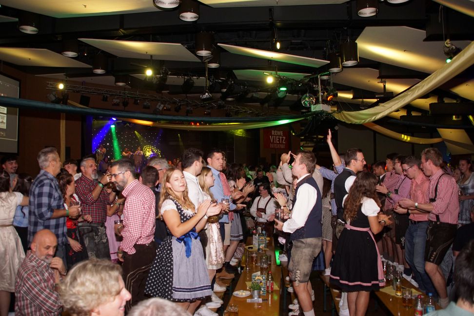 Phänomenale Stimmung im Bürgerhaus beim Oktoberfäschd der Musikkapelle Maichingen. Bild: Dettenmeyer