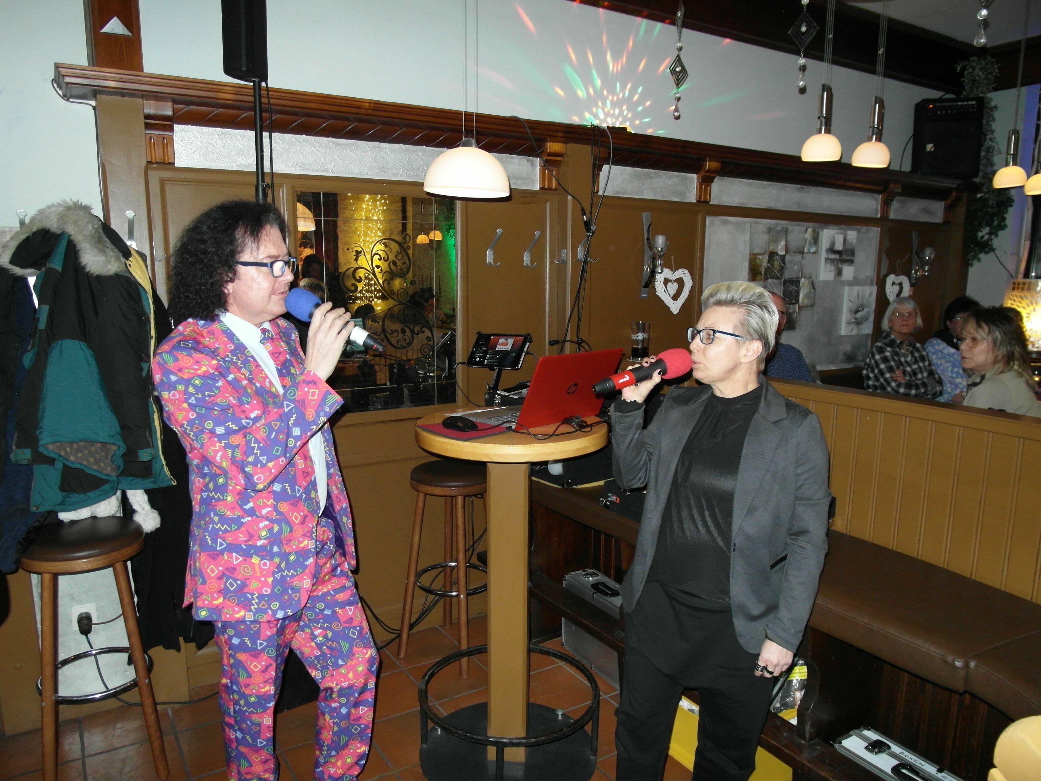 Siniša Novak, Birgit Jacob-Reade und Peter Reade vor dem Karaoke-Abend auf der Diezenhalde. Bild: Staber