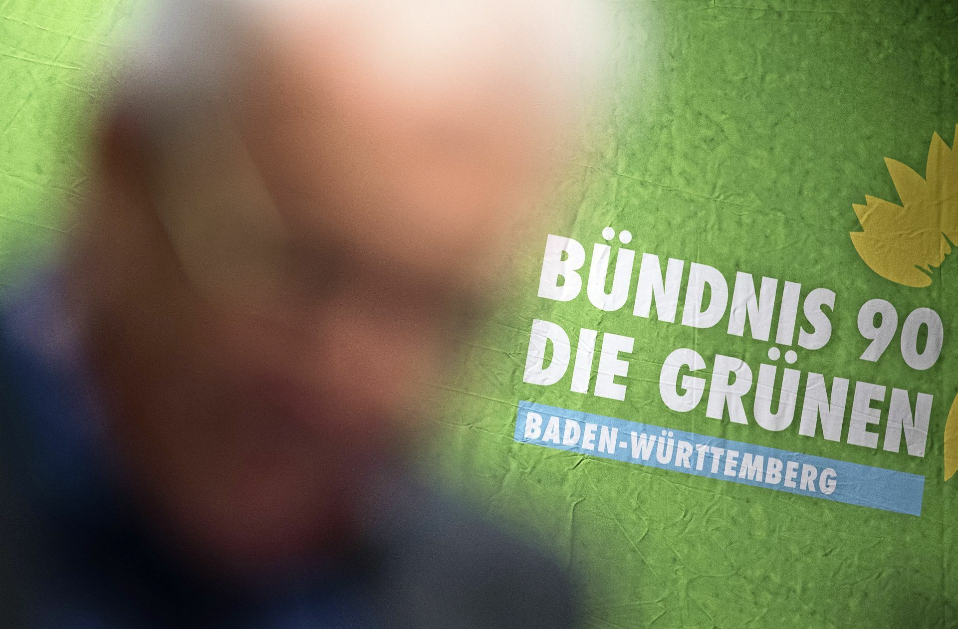 Die Grünen setzen im Wahlkampf ganz auf ihren Spitzenkandidaten, Ministerpräsident Winfried Kretschmann – hier auf einem Parteitag im Dezember in Reutlingen. Ihre Jugendorganisation wählt im Wahlkampf allerdings eine andere Strategie.