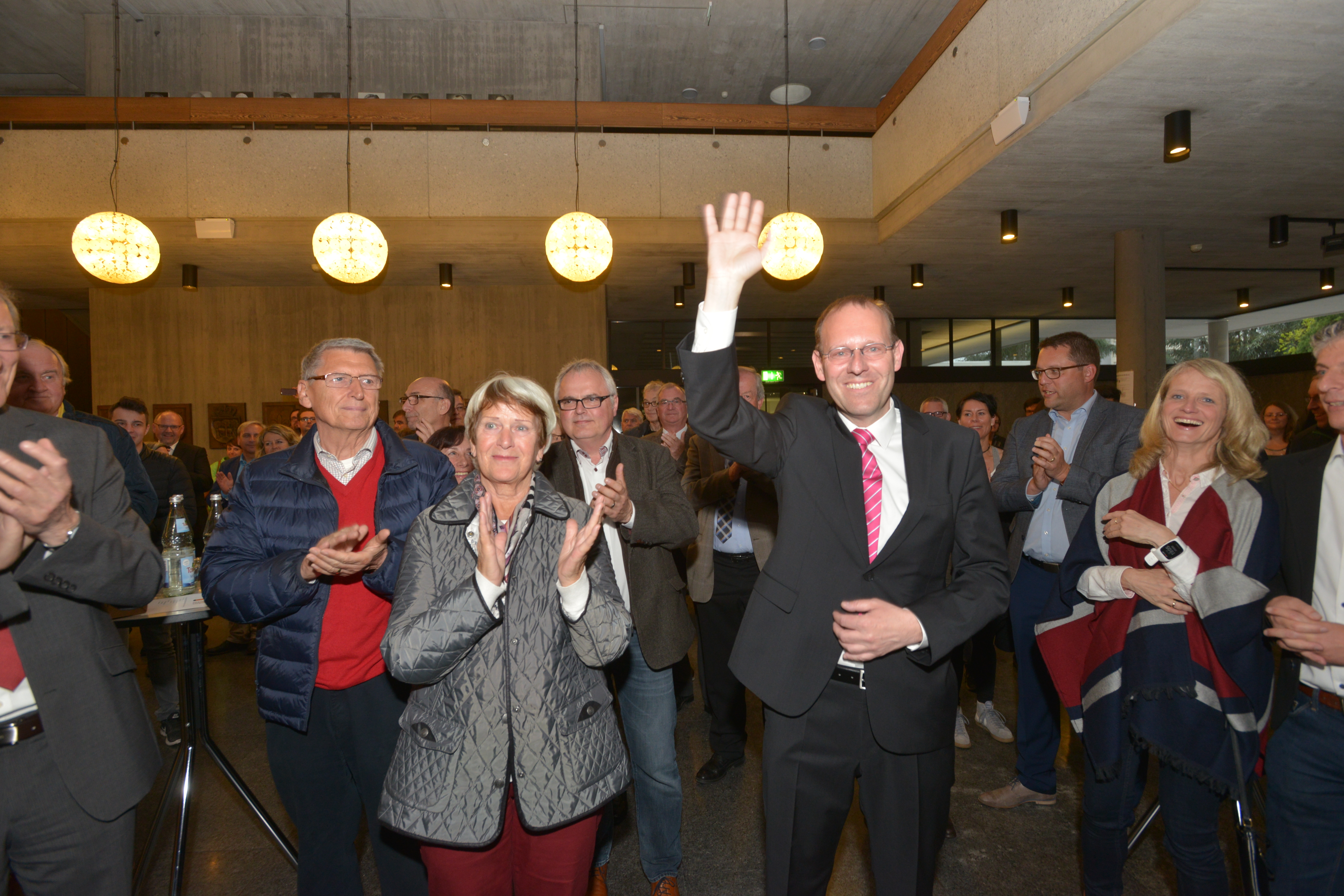 OB Dr. Bernd Vöhringer freut sich über seinen klaren Wahlsieg. Bild: Stampe
