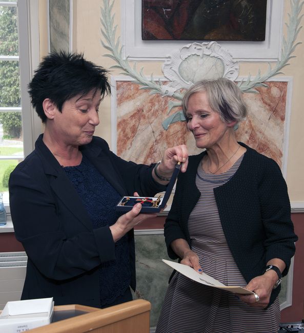 Im Dätzinger Schloss bekam Dr. Almut Satrapa-Schill (rechts) von Arbeits- und Sozialministerin Katrin Altpeter das Bundesverdienstkreuz. Bild: Richter