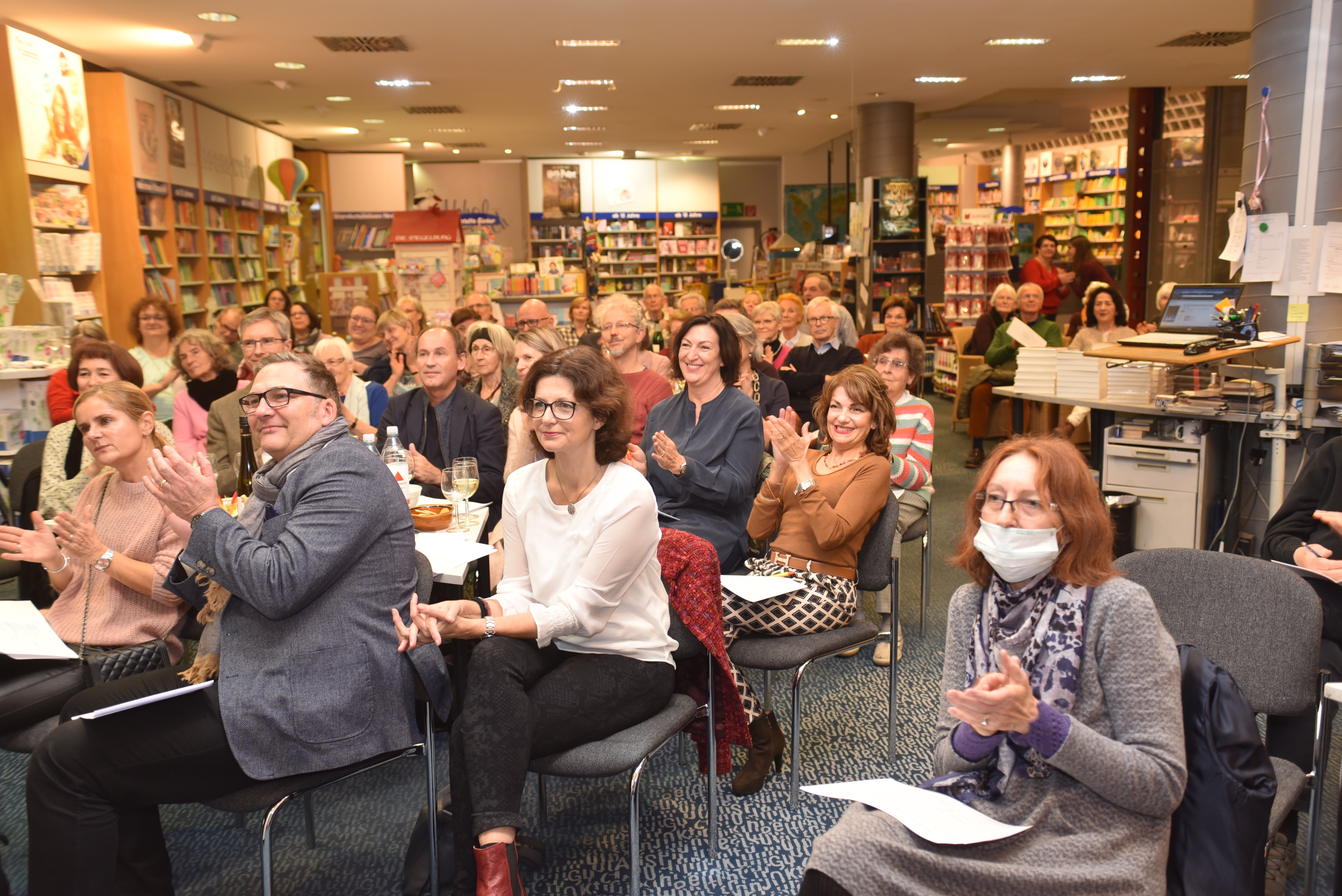 Spannend bis heiter: Das Publikum hat seine Freude am Literarischen Kompass der Sindelfinger Buchhandlung Röhm. Bilder: Reichert