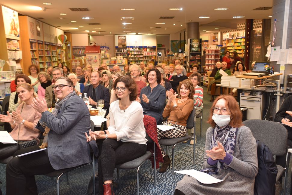 Spannend bis heiter: Das Publikum hat seine Freude am Literarischen Kompass der Sindelfinger Buchhandlung Röhm. Bilder: Reichert