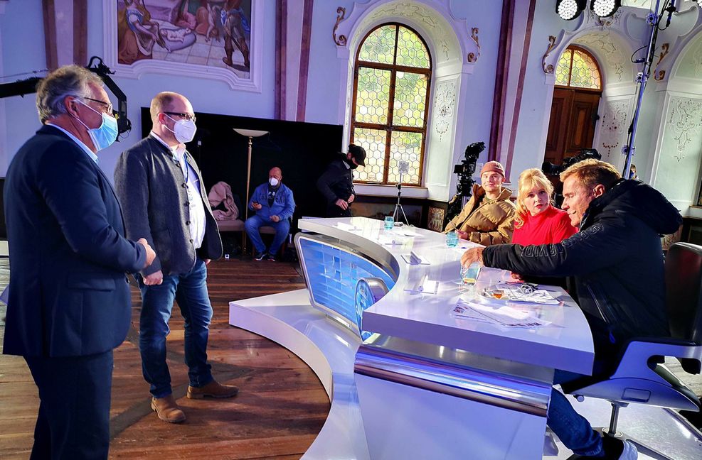 Was wollen Landrat Reinhart Frank (von links) und der Kloster-Bronnbach-Pächter Andreas Gravius wohl der  DSDS-Jury mit Mike Singer, Maite Kelly und Dieter Bohlen vortragen? Natürlich das hohe Lied auf den Main-Tauber-Kreis.