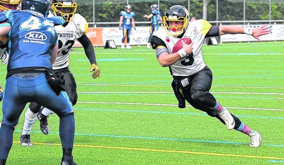 Quarterback Jovani Duran beim ersten Touchdown. Bilder: Simona Williams