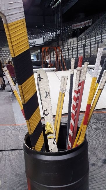 Die Hockeyschläger warten auf ihren Einsatz.       Bild: Wegner