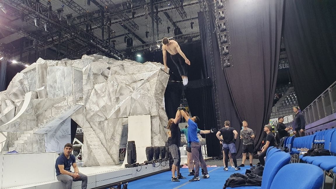 Wenige Stunden vor der Show feilen die Artisten am Detail.        Bild: Wegner