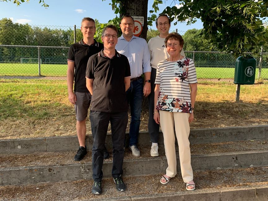 Alter und neuer Vorstand des SV Magstadt (von links): Michael Barsch (Stellvertreter), Andreas Schlegel (Vorstandsmitglied), Stephan Scheel (Vorsitzender), Robin Mannhorst (ehemaliger Vorstand Jugend) und Ursula Garschke (ehemalige langjährige Schriftführerin). Bild: Holzapfel