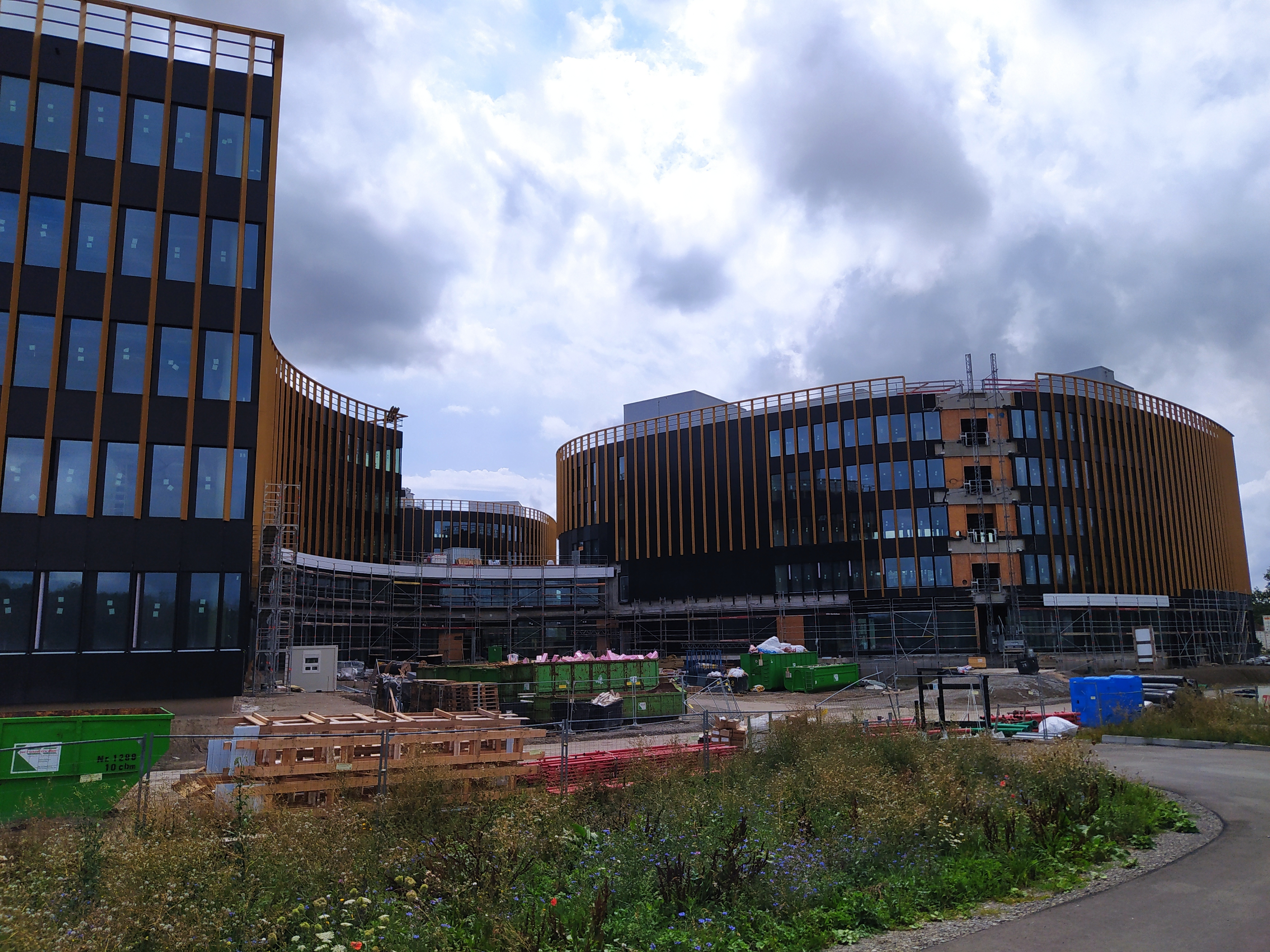 Der eigens für den Neubau gegründeten  Projektentwicklung Technologiecampus Großraum Stuttgart GmbH ist das Geld ausgegangen. Derzeit verhandelt sie mit Finanzierern, Lieferanten und Dienstleistern, um das Gebäude fertigzustellen.      Bild: Reichert