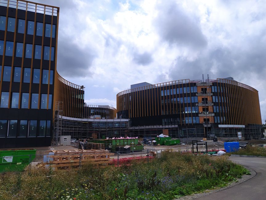 Der eigens für den Neubau gegründeten Projektentwicklung Technologiecampus Großraum Stuttgart GmbH ist das Geld ausgegangen. Derzeit verhandelt sie mit Finanzierern, Lieferanten und Dienstleistern, um das Gebäude fertigzustellen. Bild: Reichert