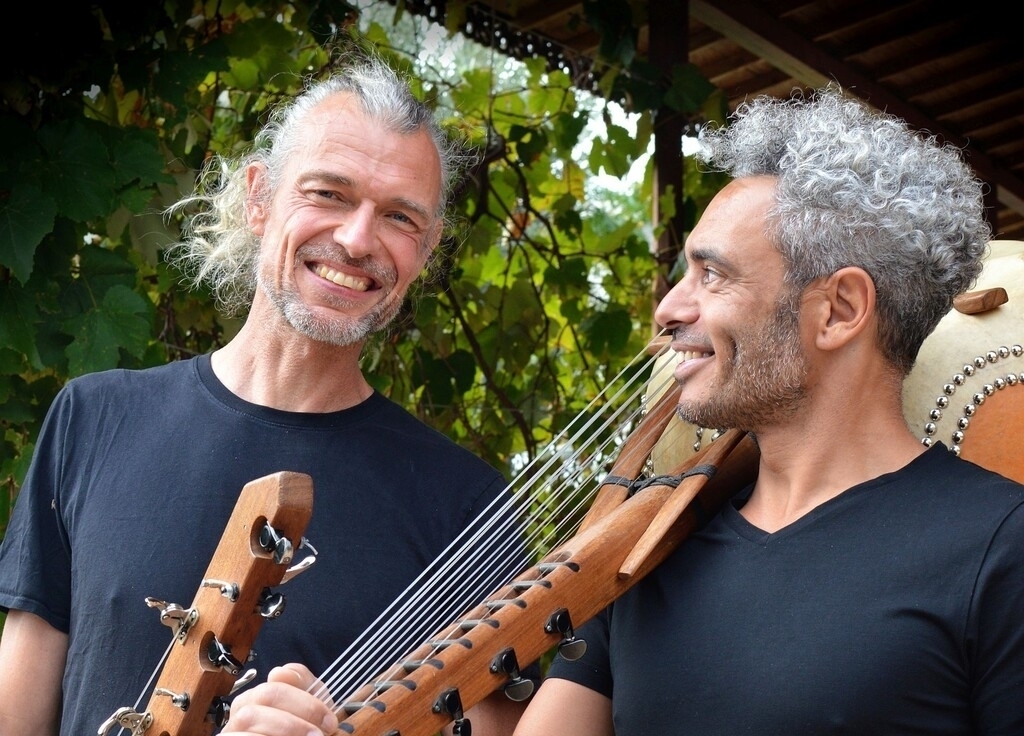 Unter dem Titel „Strings, Vibes & Pulse“ erklingt Weltmusik mit Frank Heinkel und Yani Ait-Aoudia im Sindelfinger Pavillon.     Bild: z