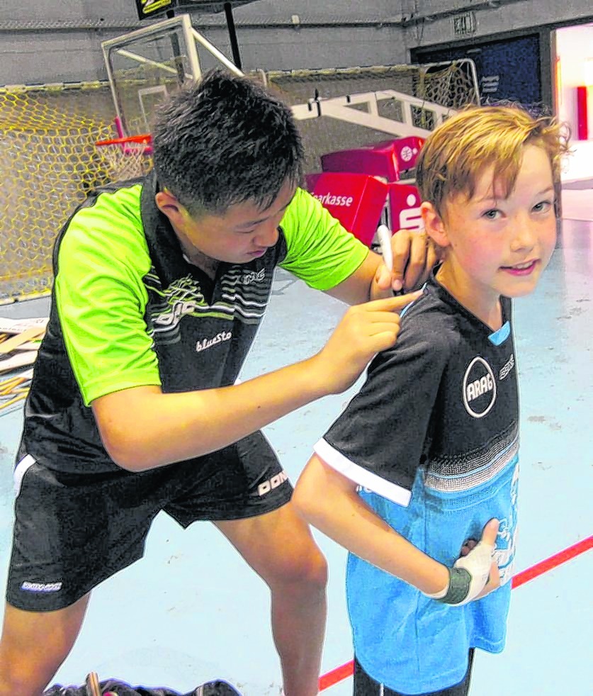 Ein Autogramm von Nationalspieler Fan Bo Meng aufs Trikot: der Böblinger Elias Painke im Glück.  Bild: Holzapfel