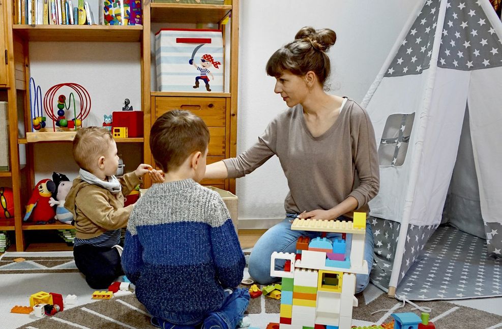Wenn die Eltern es wollen, unterhält sich Karolina Dürr mit ihren kleinen Schützlingen auch auf Englisch.