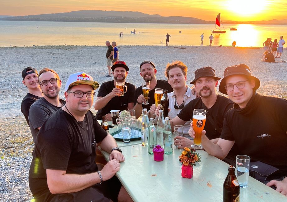 Die Mofa-Ritter aus Sindelfingen auf dem Campingplatz Sandseele am Ziel ihrer Träume. Max Werner, Jörg Philipp, Horst Thome, Tobias Tietze, Max Bonhage, Adrian Spiess, Urs Bonhage und Oliver Plott (von links). Marc Wankmüller konnte wegen einer Schulterverletzung nicht mitfahren und ist mit Christian Bertsch mit dem Auto an den Bodensee nachgekommen.      Bild: z