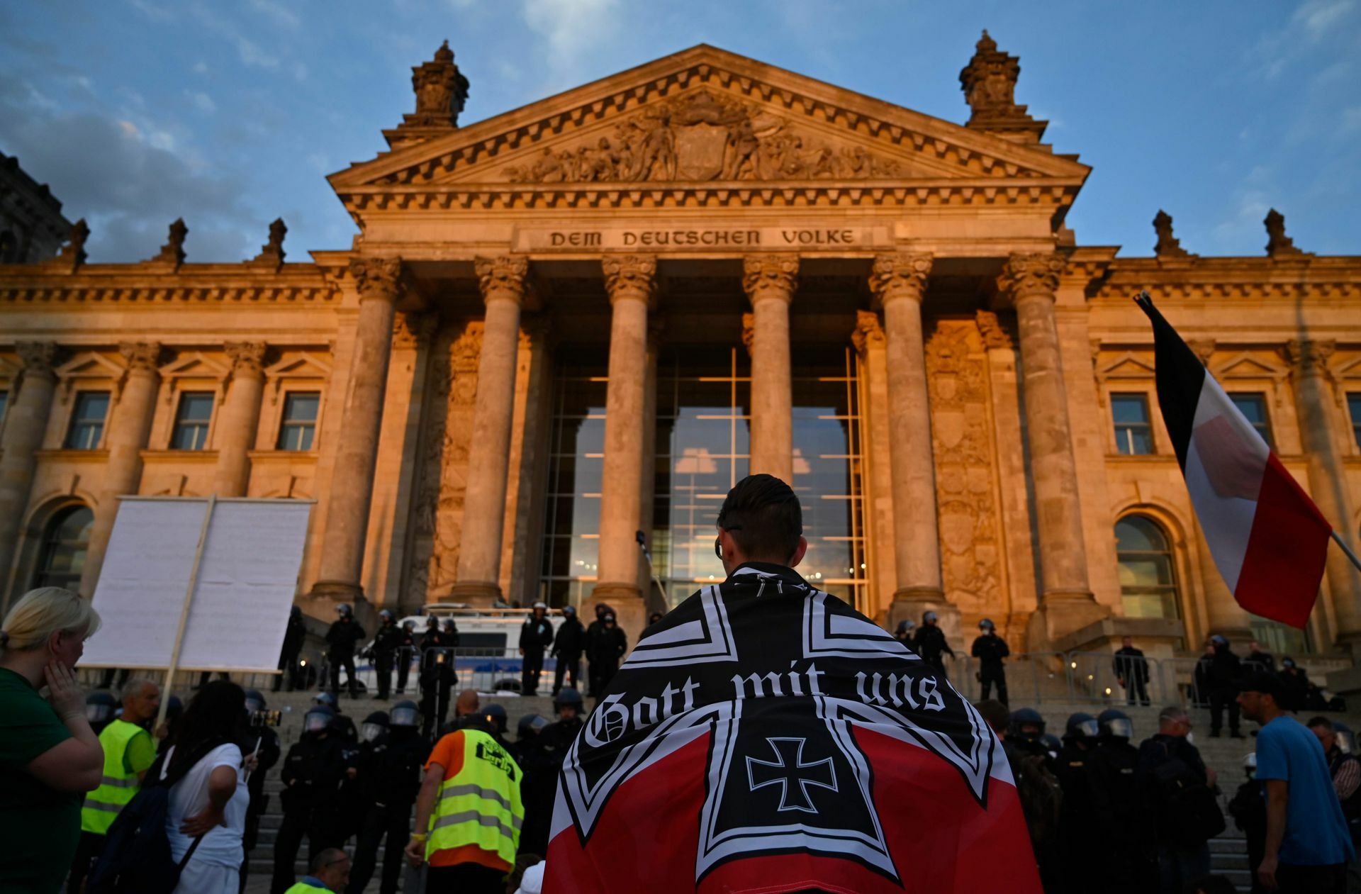 Die Farben des Deutschen Reiches vor dem Sitz des Bundestag – sie diskreditieren jedes noch so berechtigte Anliegen, das andere Corona-Demonstranten vorgebracht haben mögen.