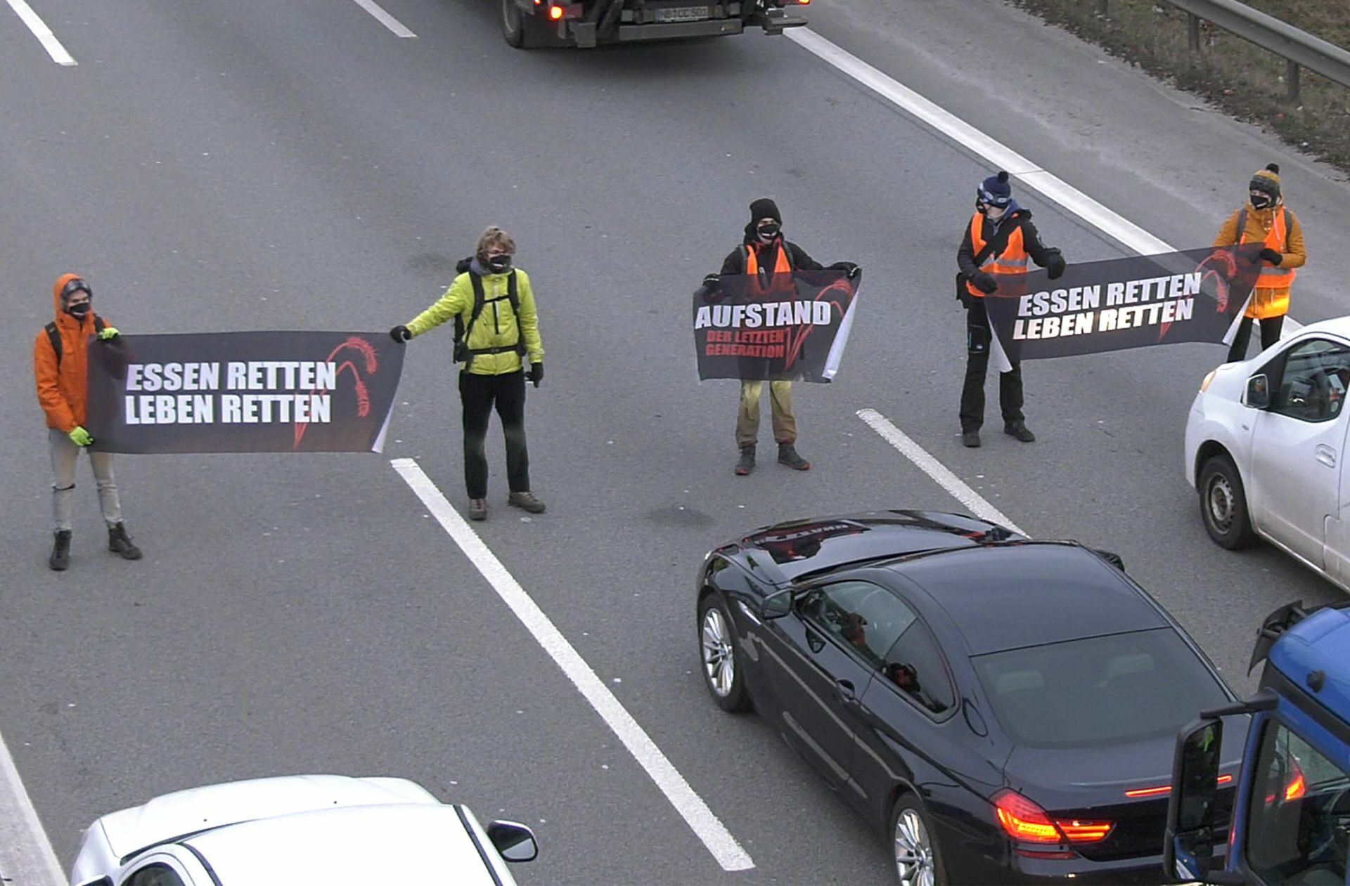 Aktivisten blockieren eine Autobahn