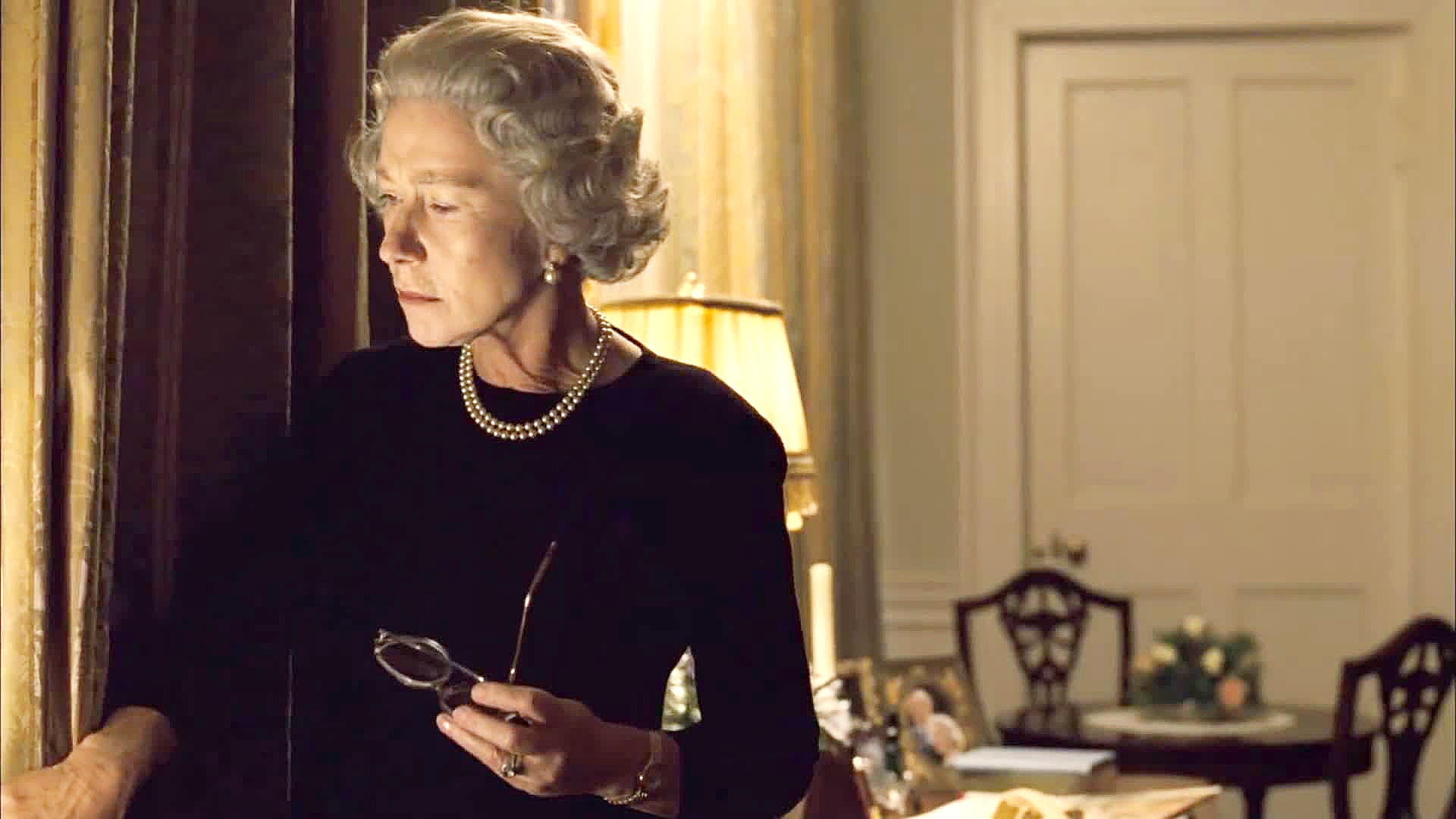 Helen Mirren als „Die Queen“ überlegt, wie viel Trauer über Lady Diana sie für sich zulassen will.   Bild: z