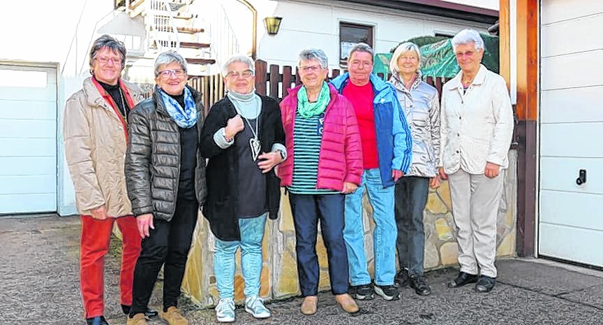 Das Team aus den ersten Tagen des Weilemer Frauenfußballs 50 Jahre später beim Kaffeenachmittag im Hof von Gretl Feth (von links): Marliese Rißmann, Helga Löffler, Inge Entenmann, Gretl Feth, Edith Rabel, Hannelore Kober, Elke Wolf.  Bild: Bilaniuk