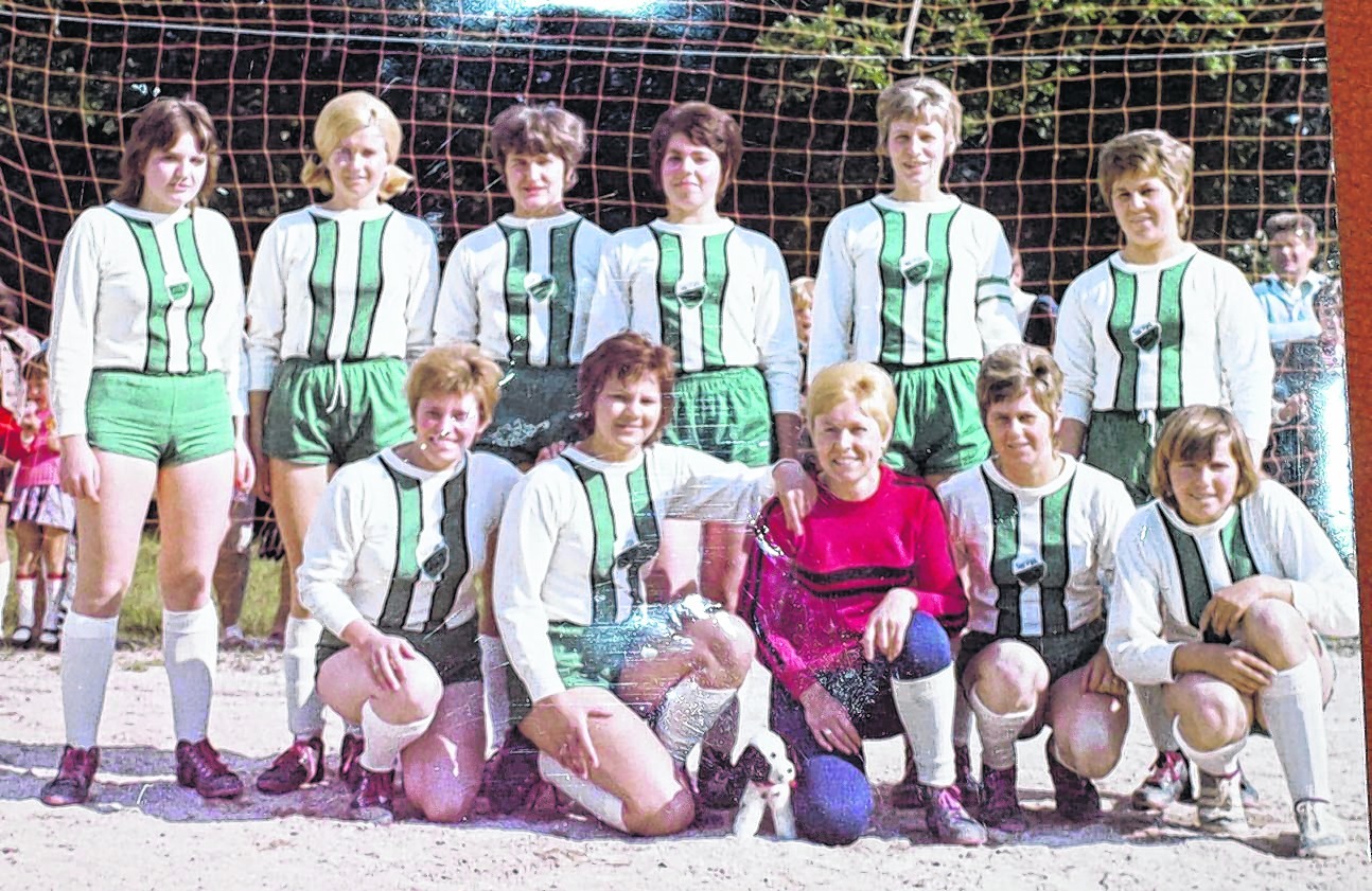 Die Weilemer Fußballdamen zwei Jahre nach ihrer Gründung vor einer Partie im Jahre 1971.  Bild: Archiv