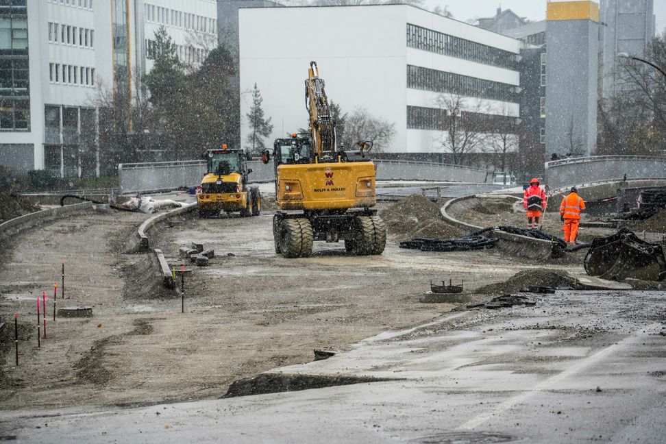 Ein Blick hinter den Bauzaun zeigt, wie die Verkehrsführung künftig laufen wird. Bild: Dettenmeyer