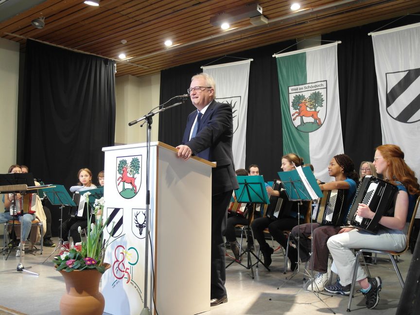 Weil im Schönbuchs Bürgermeister Wolfgang Lahl hat beim Neujahrsempfang im Turnerheim rund 200 Gäste  begrüßen können.    Bild: Staber
