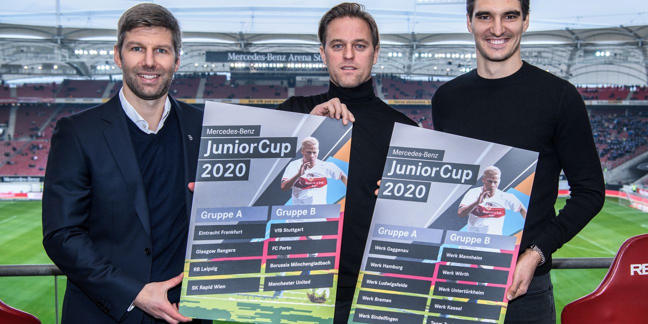 Schirmherr Thomas Hitzlsperger (Sportdirektor VfB Stuttgart), Timo Hildebrand (zweifacher Teilnehmer beim Mercedes-Benz JuniorCup) und Marcin Kaminski (Spieler des VfB Stuttgart) mit den Gruppentafeln.