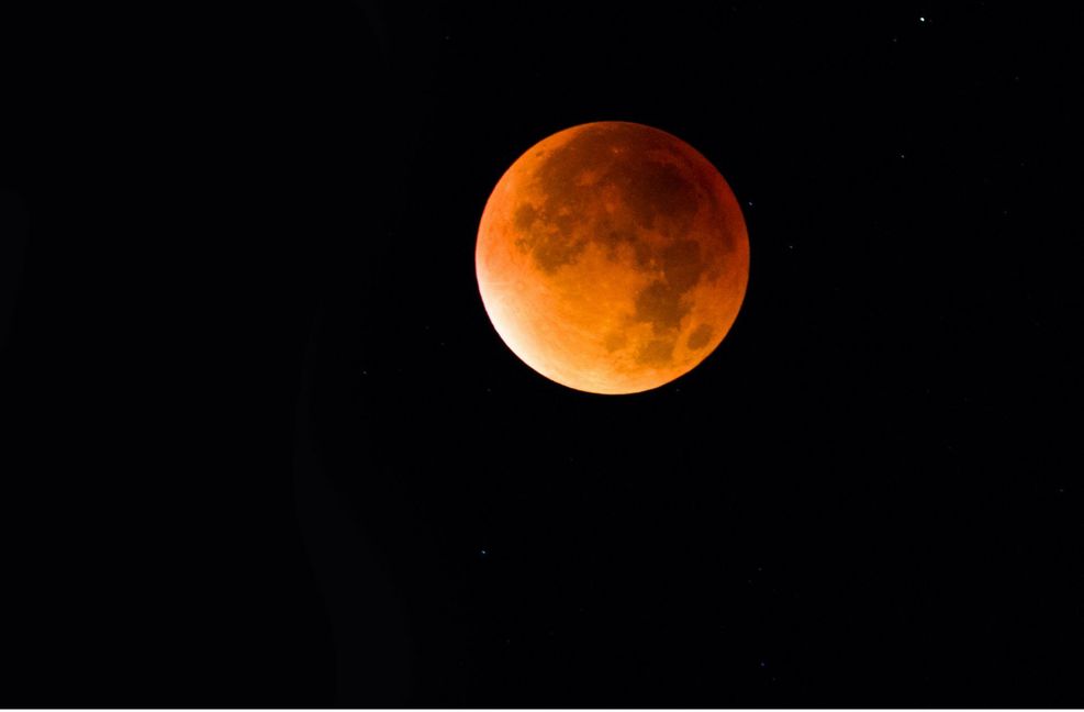 Der Mond steht im Mai im Blickpunkt.