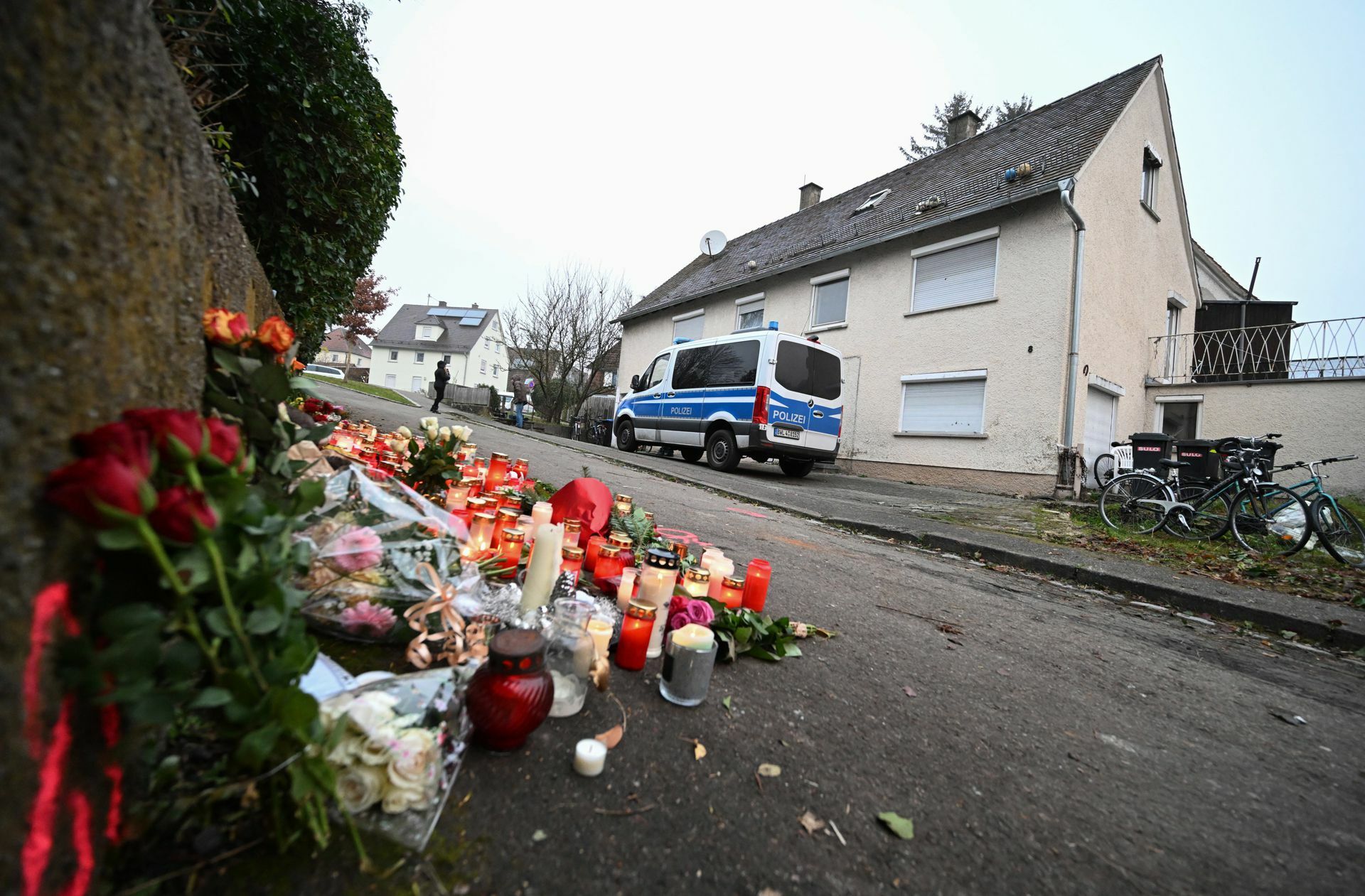Blumen und Kerzen am Tatort – solche Bilder wiederholen sich.