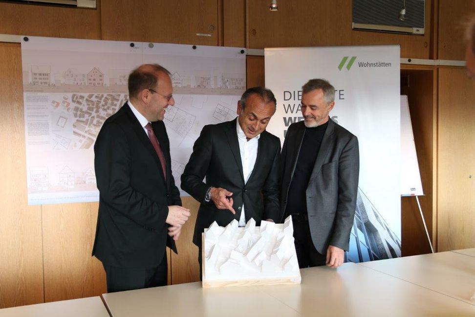 Oberbürgermeisteer Dr. Bernd Vöhringer, Wohnstätten-Geschäftsführer Georgios Tsomidis und Martin Ritz Architekt und Geschäftsführer des Büros Glück + Partner (von links) freuen sich auf die neue "Traube". Bild: z