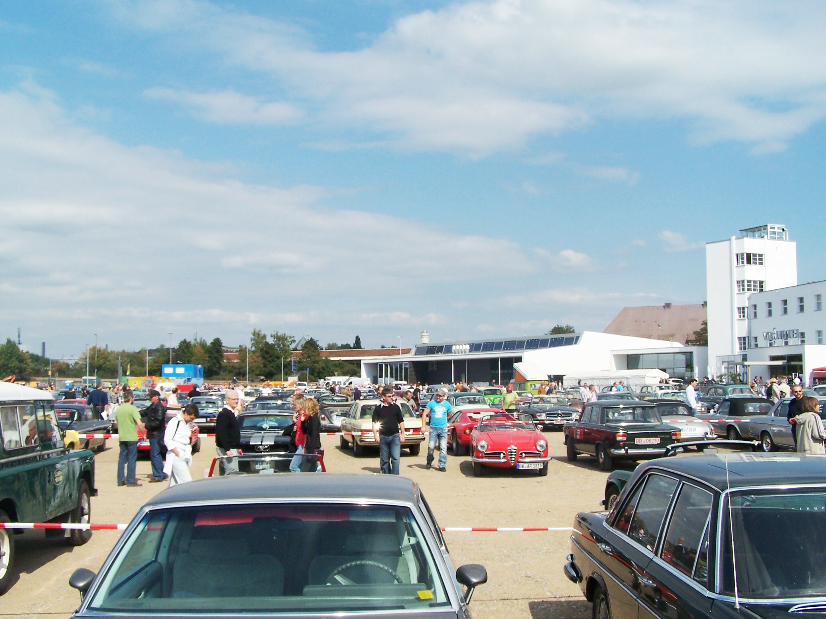 Leben und leben lassen: Bei den Sommerfesten der Motorworld kommen Oldtimer-Fans der verschiedensten Marken zusammen. Bild: Steiner