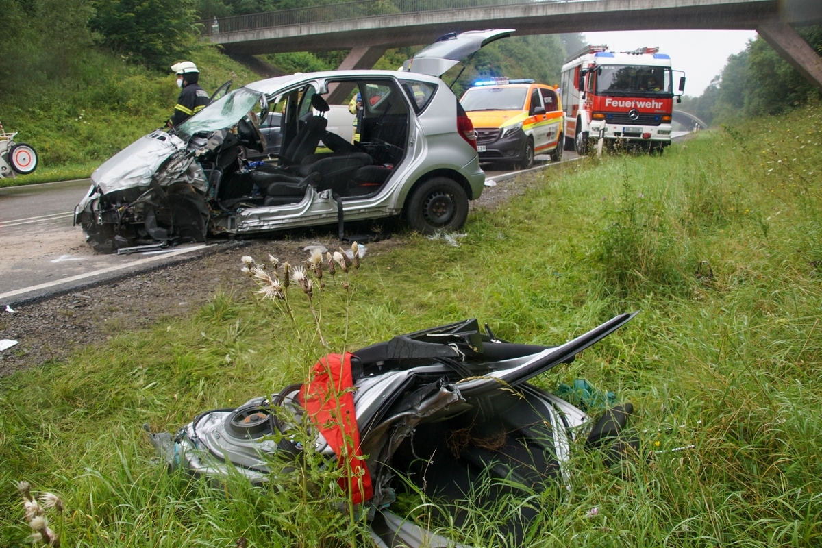 Böblingen: Mit lebensbedrohlichen Verletzungen musste ein 82 Jahre alte Fahrer am Donnerstag nach einem Unfall auf der B 464 ins Krankenhaus gebracht werden. Der Fahrer befindet sich zwischenzeitlich nicht mehr in Lebensgefahr. Bild: SDMG/Dettenmeyer