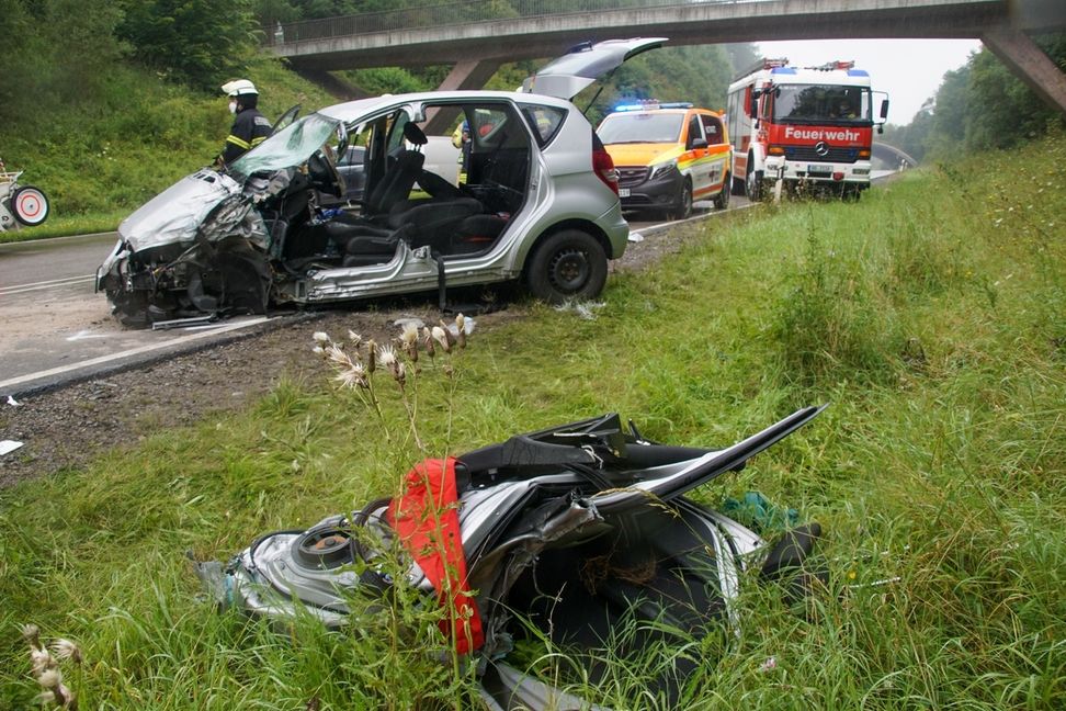 Böblingen: Mit lebensbedrohlichen Verletzungen musste ein 82 Jahre alte Fahrer am Donnerstag nach einem Unfall auf der B 464 ins Krankenhaus gebracht werden. Der Fahrer befindet sich zwischenzeitlich nicht mehr in Lebensgefahr. Bild: SDMG/Dettenmeyer