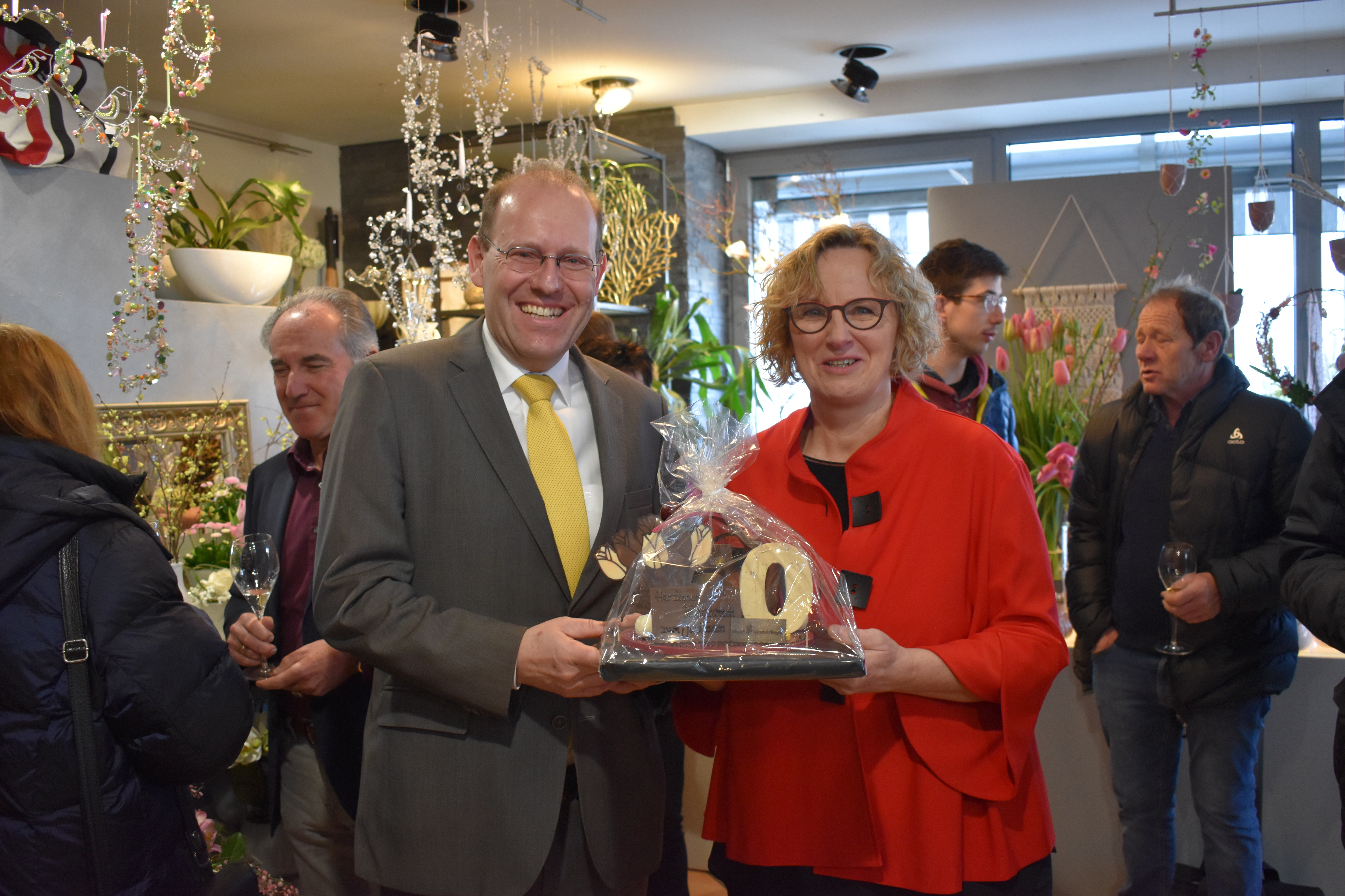 Sindelfingens  Oberbürgermeister Dr. Bernd Vöhringer  gratuliert Inhaberin Brigitte Ebner zum 50-jährigen Jubiläum von Blumenhaus Stach.